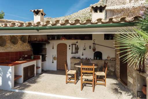 Finca Piedra Port de Pollenca, Haus, überdachte Terrasse, Sitzmöglichkeit