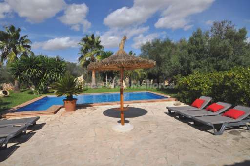 Finca Bardet Campos, Pool, Terrasse, Sonnenschirm, Sonnenliege