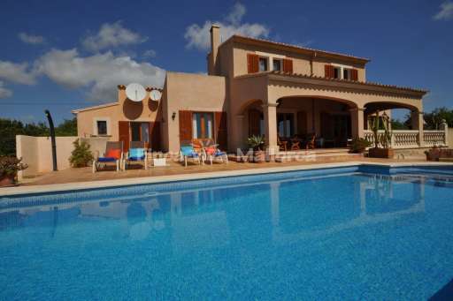 Finca Antonia, Pool, Haus, Sonnenliege, überdachte Terrasse