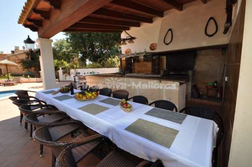 Finca Cas Concos, überdachte Terrasse, Essbereich, Pizzaofen, Außenküche