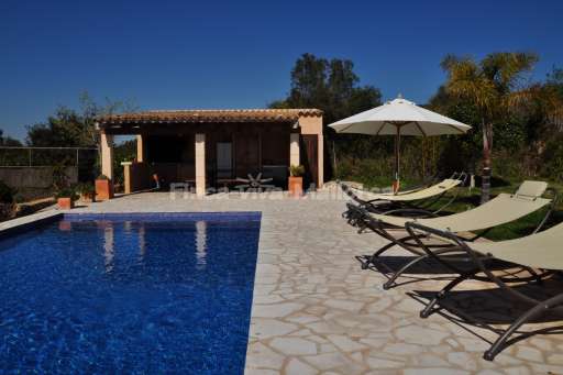 Finca Climent, Pool, Haus, Sonnenliege, Sonnenschirm, Terrasse