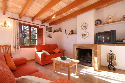 Finca Fontxica Pollenca, Wohnzimmer, Sofa, Kamin