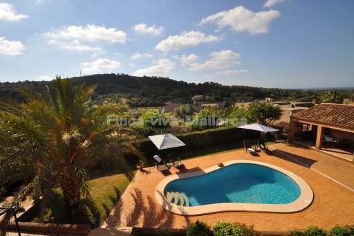 Finca Joan, Pool, Terrasse, Sonnenschirm, Sonnenliegem überdachte Terrasse