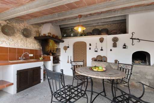 Finca Piedra Port de Pollenca, überdachte Terrasse, Sitzmöglichkeit