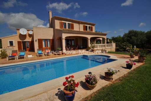 Finca Antonia, Pool, Haus, Sonnenliege, überdachte Terrasse