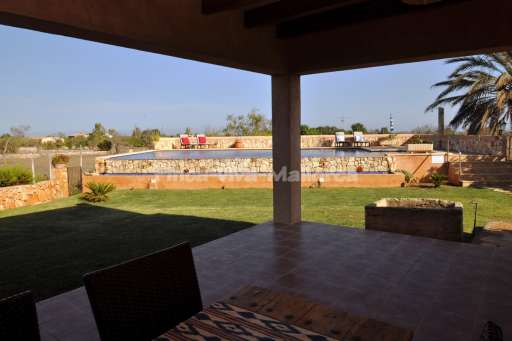 Finca Corima, überdachte Terrasse, Sitzmöglochkeit, Pool Sonnenliege