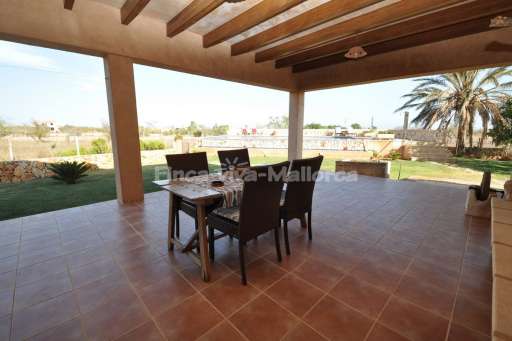 Finca Corima, überdachte Terrasse, Sitzmöglichkeit