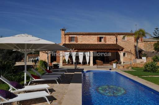 Finca David, Pool, Sonnenliege, Sonnenschirm, Haus, überdachte Terrasse