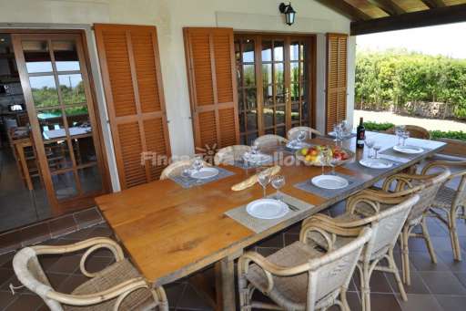 Villa Matias, überdachte Terrasse, Essbereich