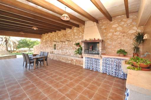 Finca Corima, überdachte Terrasse, Sitzmöglichkeit, gemauerter Grill