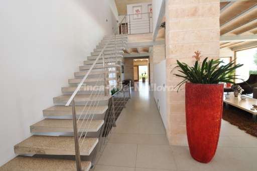 Villa Jose Sa Mola, Flur, Treppe