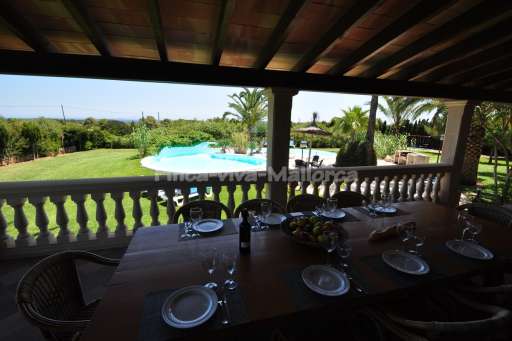 Villa Matias, überdachte Terrasse, Essbereich, Garten