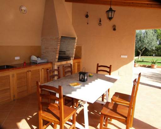 Casa Vincens, überdachte Terrasse, Sitzmöglichkeit, Essbereich, gemauerter Grill