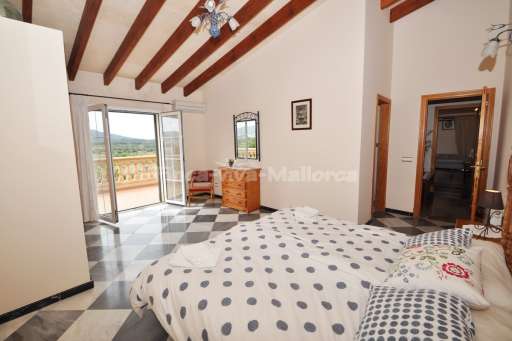 Finca Magda Cas Concos, Schlafzimmer, Doppelbett, Terrasse