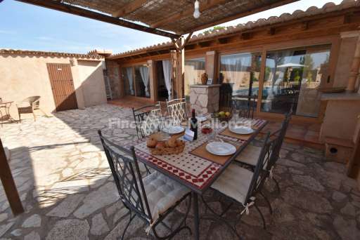 Casa Santanyi, überdachte Terrasse, Sitzmöglichkeit