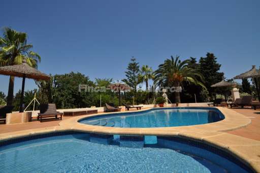 Finca Cas Concos, Pool, Kinderpool, Sonnenliege, Sonnenschirm