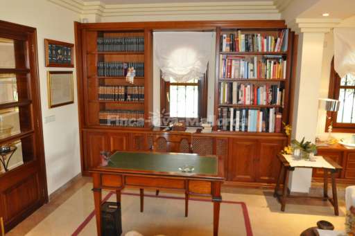 Villa Serena, Wohnzimmer, Bücherregal