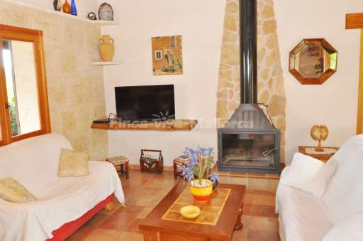 Finca Bardet Campos, Wohnzimmer, Sofa, Kamin