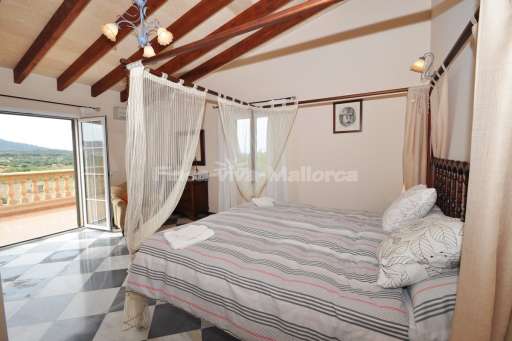 Finca Magda Cas Concos, Schlafzimmer, Doppelbett, Terrasse