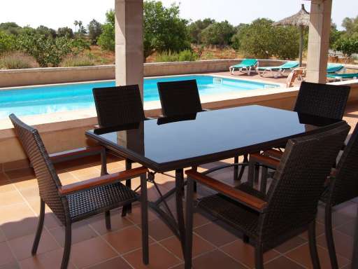 Casa Satanca, überdachte Terrasse, Essbereich, Sitzmöglichkeit, Pool, Sonnenliege