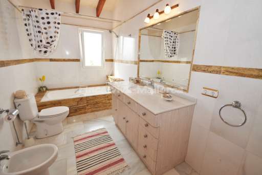 Finca Magda Cas Concos, Badezimmer, Badewanne