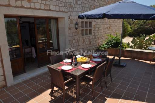 Finca Cati Cala Figuera, Terrasse, Essbereich, Sonnenschirm