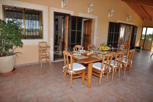 Casa de Rivas Cala Sanau, überdachte Terrasse, Essbereich