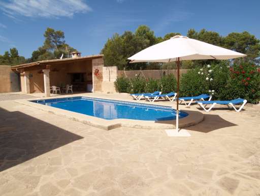 Finca Matti, Pool, überdachte Terrasse, Sonnenliege, Sonnenschirm