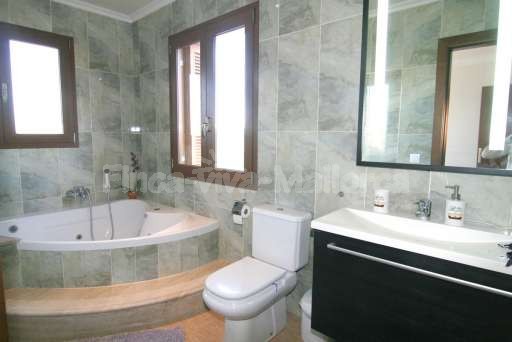 Finca Somo Muro, Badezimmer mit Jacuzzi