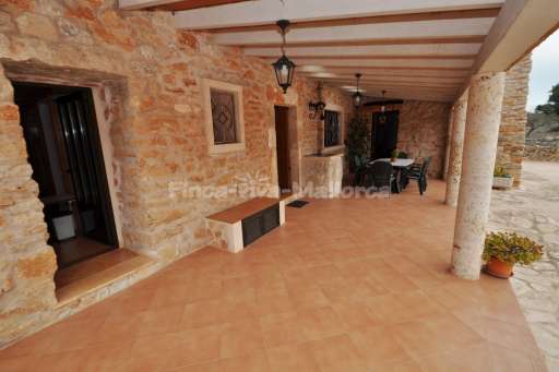 Finca Goret Santanyi, überdachte Terrasse, Essbereich, Sitzmöglichkeit