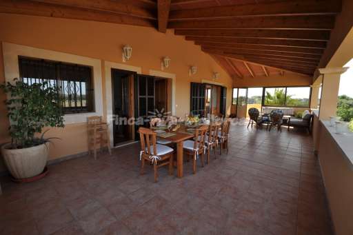Casa de Rivas Cala Sanau, überdachte Terrasse, Essbereich