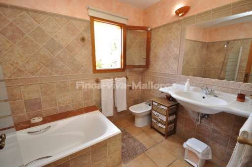 Finca Comodo Vall d'Or Golf, Badezimmer, Badewanne