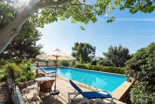 Finca Piedra Port de Pollenca, Pool, Terrasse, Sonnenliege, Sonnenschirm