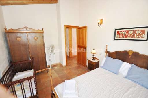 Finca Bardet Campos, Schlafzimmer, Doppelbett, Babybett