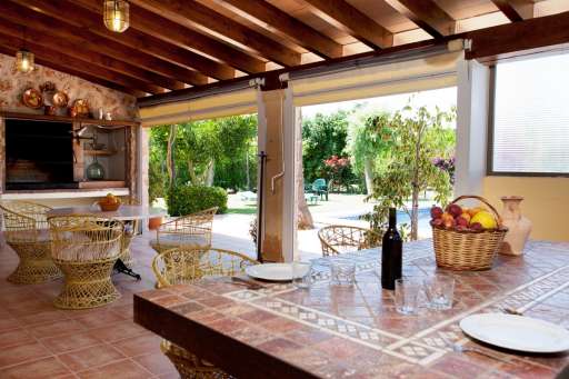 Casa Estades Gran Pollenca, überdachte Terrasse, Sitzmöglichkeit