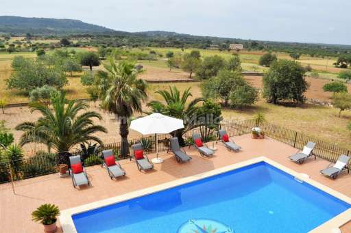 Finca Magda Cas Concos, Pool, Sonnenliege, Sonnenschirm, Ausblick