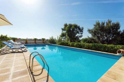 Finca Piedra Port de Pollenca, Pool, Sonnenliege, Sonnenschirm