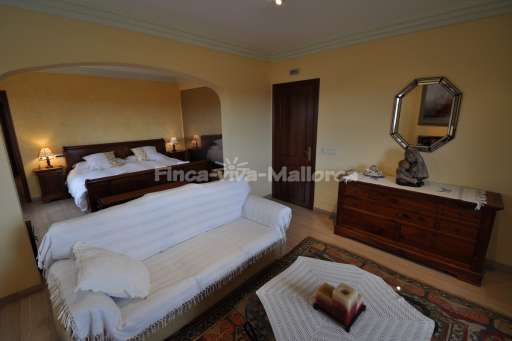 Villa Serena, Schlafzimmer, Doppelbett, Sofa
