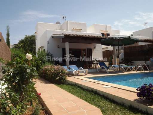 Casa Cala d'Or, Pool, Haus, Sonnenliege, Sonnenschirm