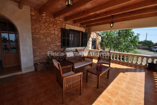 Casa Galerins, überdachte Terrasse, Sitzmöglichkeit