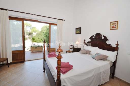 Finca Cati Cala Figuera, Schlafzimmer, Doppelbett, Terrasse