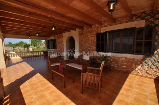 Casa Galerins, überdachte Terrasse, 