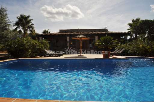 Finca Bardet Campos, Pool, Haus, Sonnenliege, Sonnenschirm, Terrasse