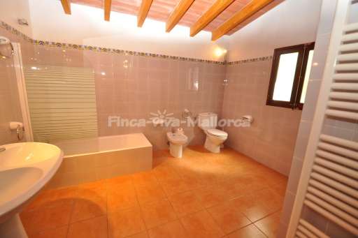 Finca Cas Concos, Badezimmer, Badewanne