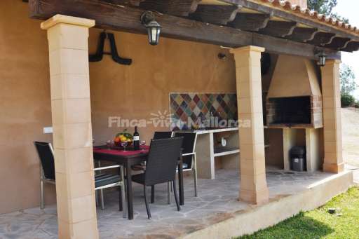 Finca Comodo Vall d'Or Golf, überdachte Terrasse, Essbereich, Sitzmöglichkeit, gemauerter Grill
