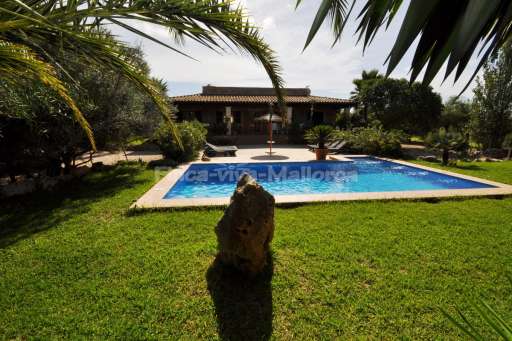 Finca Bardet Campos, Pool, Haus, Terrasse, Sonnenschirm, Sonnenliege