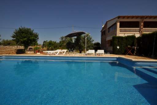 Casa Galerins, Pool, Haus, Sonnenschirm, Sonnenliege