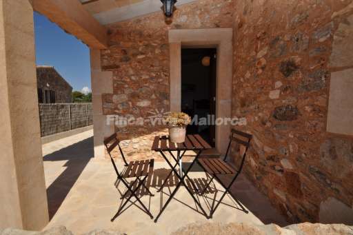 Casa Talaia Cala Santanyi, überdachte Terrasse, Sitzmöglichkeit