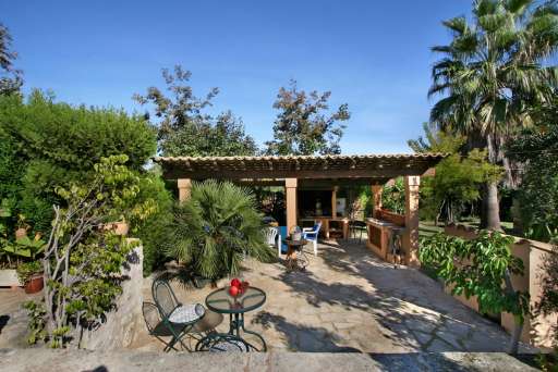 Finca Fullos Pollenca, überdachte Terrasse, Garten, Sitzmöglichkeit