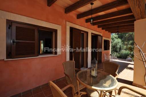 Villa Frutas, überdachte Terrasse, Sitzmöglichkeit